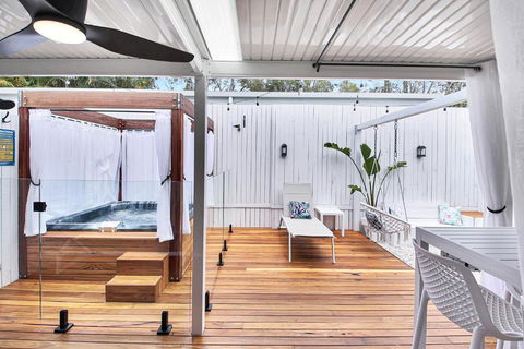 Private Outdoor Spa, Fire Pit - THE RETREAT COOLUM BEACH - Accommodation Perth 1
