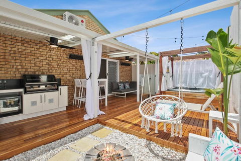 Private Outdoor Spa, Fire Pit - THE RETREAT COOLUM BEACH - Accommodation Perth 2