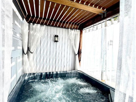 Private Outdoor Spa, Fire Pit - THE RETREAT COOLUM BEACH - Accommodation Perth 3
