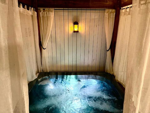 Private Outdoor Spa, Fire Pit - THE RETREAT COOLUM BEACH - Accommodation Perth 0