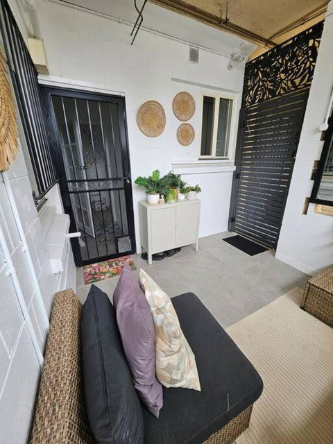 Prime Location: Just Steps Away From Oxford Street - Perth Resorts 1