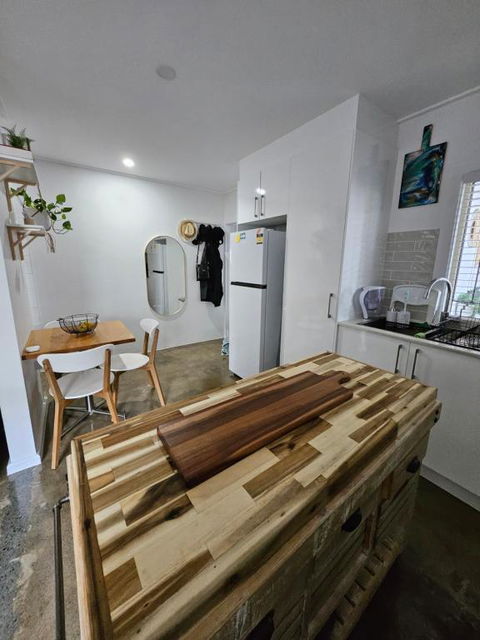 Prime Location: Just Steps Away From Oxford Street - Perth Resorts 2