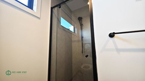 Private Suite With Queen Bed TV - Room 11 - Perth Resorts 3