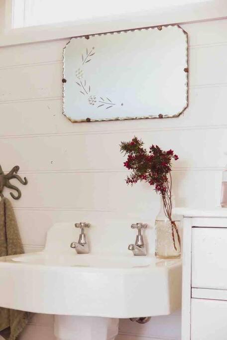 Quaint And Intimate 1-bed Seaside Cottage - Accommodation Perth 3