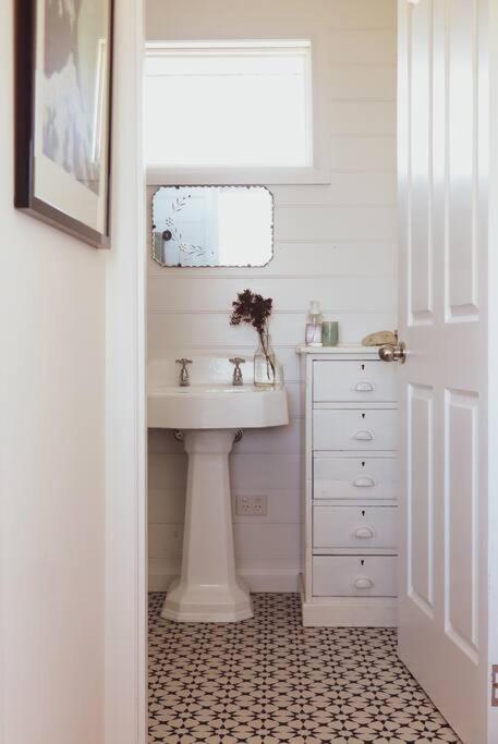 Quaint And Intimate 1-bed Seaside Cottage - Accommodation Perth 2