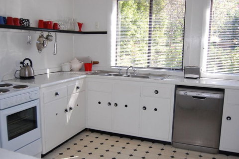 Quaint Cottage Nestled Amongst The Trees - Accommodation Perth 3