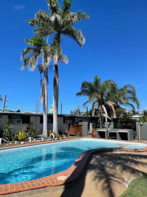 Queens Beach Hotel - Accommodation Perth 2