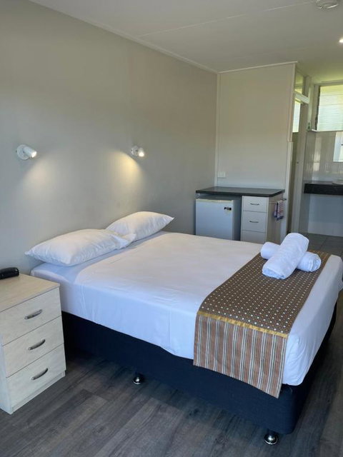 Queens Beach Hotel - Accommodation Perth 3