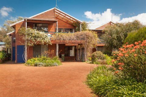 Rainbow House - Perth Resorts 0