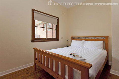 Red Brick Beauty - Central Cottage - Accommodation Perth 2