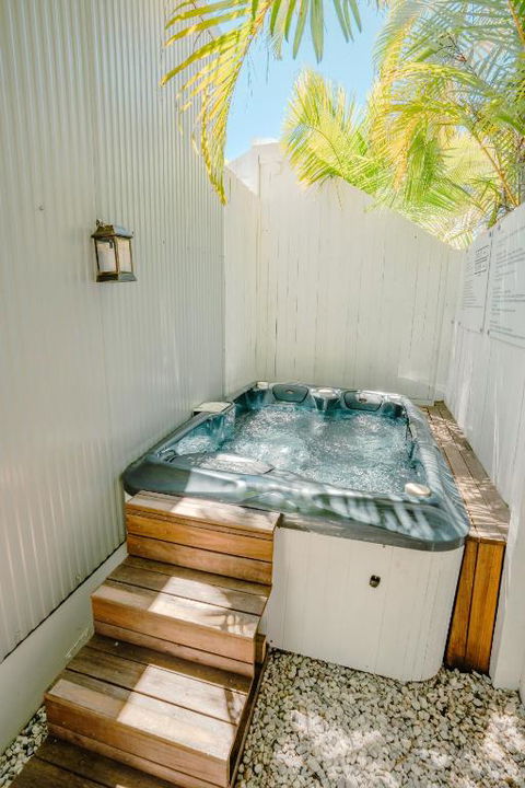 Private Outdoor Spa, Fire Pit, Cinema Room - THE COTTAGE COOLUM BEACH - Accommodation Perth 0