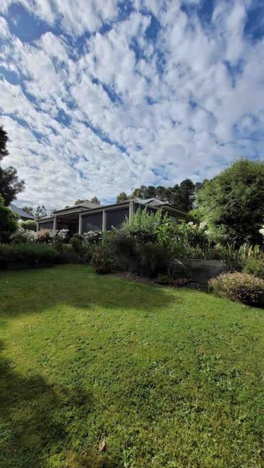 Quiet Family Retreat Getaway - Wildlife Park, Sovereign Hill, Kryall Castle And City At Your Door - Modern House, 8 Guests, 4 Bedrooms, 5 Beds - Accommodation Perth 0