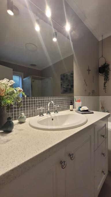 Quiet Family Retreat Getaway - Wildlife Park, Sovereign Hill, Kryall Castle And City At Your Door - Modern House, 8 Guests, 4 Bedrooms, 5 Beds - Accommodation Perth 2
