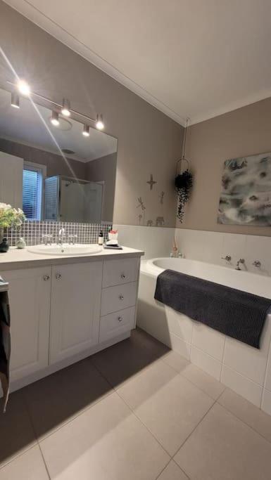 Quiet Family Retreat Getaway - Wildlife Park, Sovereign Hill, Kryall Castle And City At Your Door - Modern House, 8 Guests, 4 Bedrooms, 5 Beds - Accommodation Perth 3