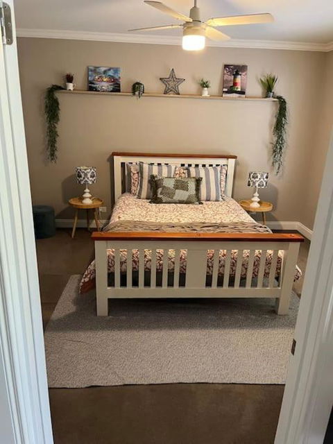Quiet Family Retreat Getaway - Wildlife Park, Sovereign Hill, Kryall Castle And City At Your Door - Modern House, 8 Guests, 4 Bedrooms, 5 Beds - Accommodation Perth 1