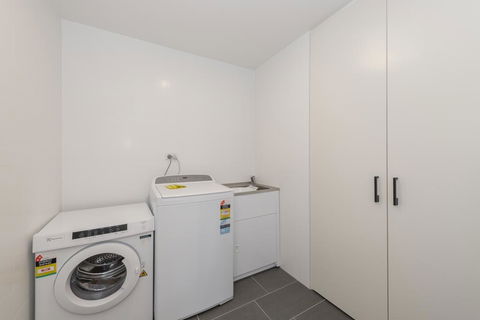 Astra Apartments Newcastle (Broadmeadow) - Accommodation Perth 3