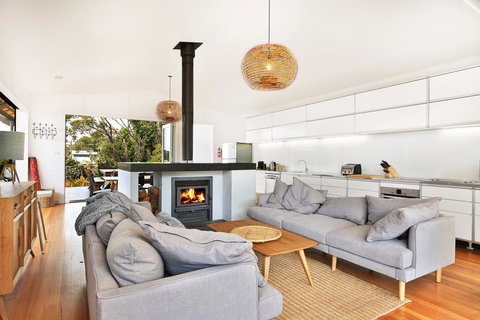 Ayana Beach House - Pet Friendly - Opposite Beach - Accommodation Perth 1