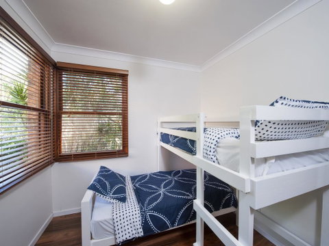Barefoot Beach House, 24 Essendene Road - Accommodation Perth 2