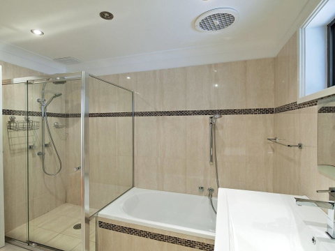 Beach House' 8 Mistral Close - Large House With Aircon - Accommodation Perth 2