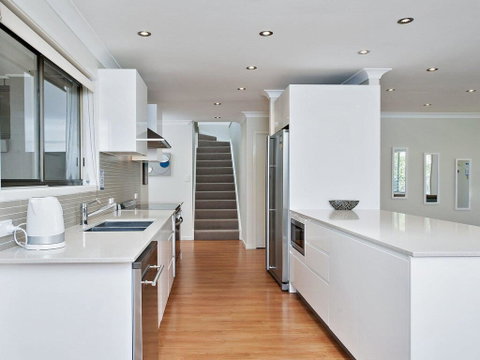 Beach House' 8 Mistral Close - Large House With Aircon - Accommodation Perth 3