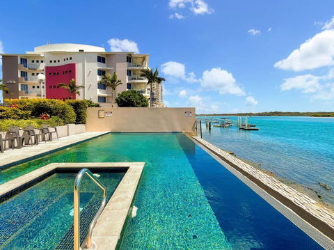 Relaxing Escape: Pool, Tennis Court, Garden Terrace & Water Views - Perth Resorts 0