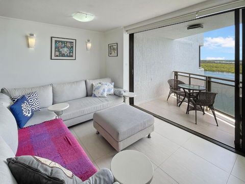 Relaxing Escape: Pool, Tennis Court, Garden Terrace & Water Views - Perth Resorts 1