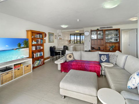 Relaxing Escape: Pool, Tennis Court, Garden Terrace & Water Views - Perth Resorts 3