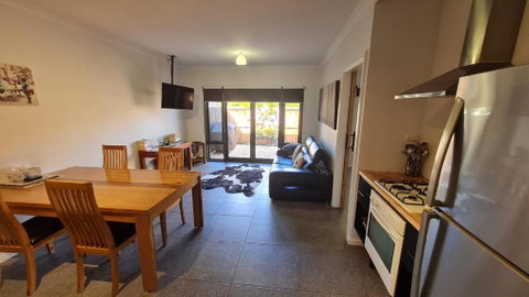 Red Ochre - Large Apartment With Private Courtyard - Accommodation Perth 1