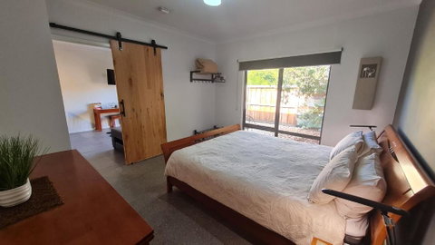 Red Ochre - Large Apartment With Private Courtyard - Accommodation Perth 2