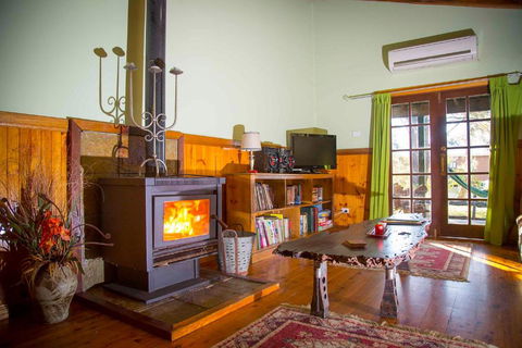 Red Tractor Retreat - Perth Resorts 3