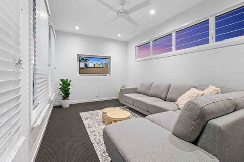 Redcliffe CBD Family Beach House - Accommodation Perth 2