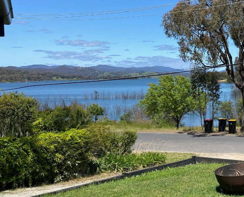 Relax In The Spa With Views Opposite Lake Eildon - Accommodation Perth 0