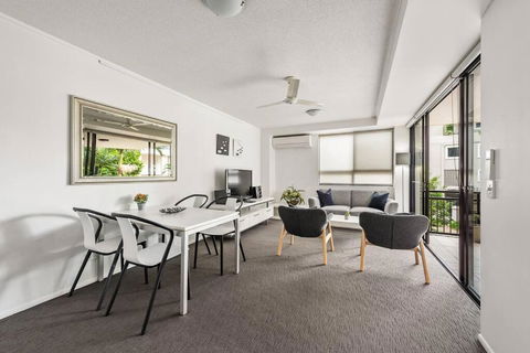 Resort Living - 10mins CBD - 2Bed / 2Bath / 1Car - Accommodation Perth 0