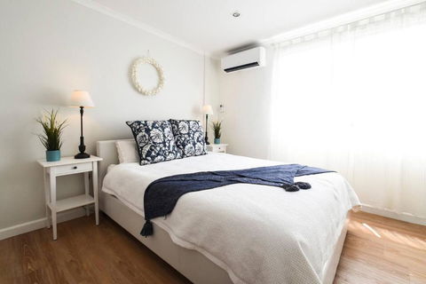 Resort-style Coastal Living With Balcony & Pool - Accommodation Perth 1