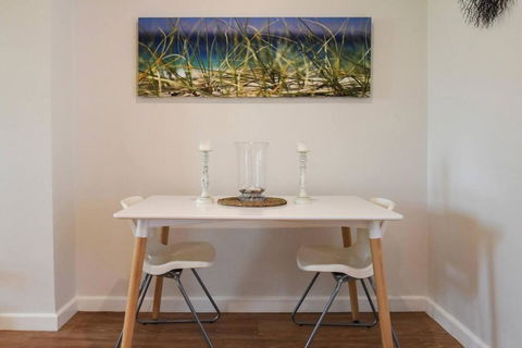 Resort-style Coastal Living With Balcony & Pool - Accommodation Perth 2