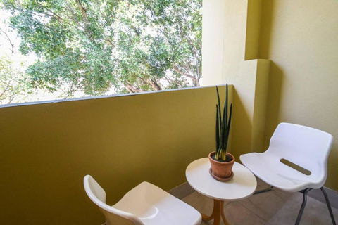 Resort-style Coastal Living With Balcony & Pool - Accommodation Perth 3
