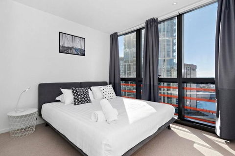 Resort-style Docklands Riverview Stay With Parking - Accommodation Perth 1