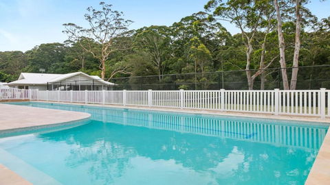 Resort Style Living With Pool, Tennis Court And Beach - Accommodation Perth 1