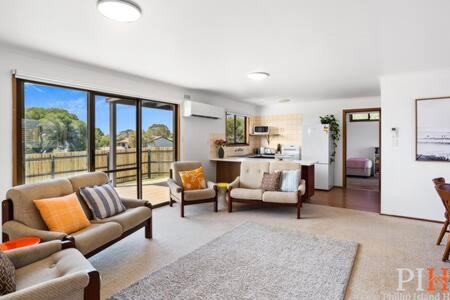 Retro Rita House Sleeps 7 - Perth Resorts 1