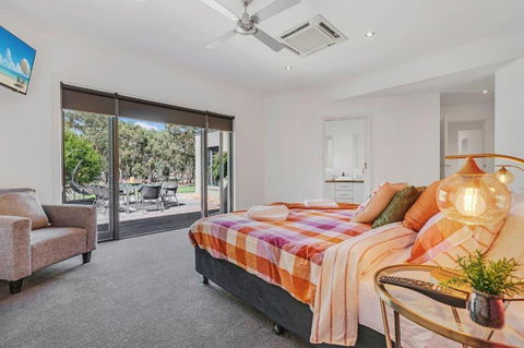 Riverlyne - Riverfront Holiday Home - Perth Resorts 3