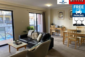 RIVERSIDE CITY VIEW PARKING NETFLIX WIFI WINE FREE with Accommodation Perth