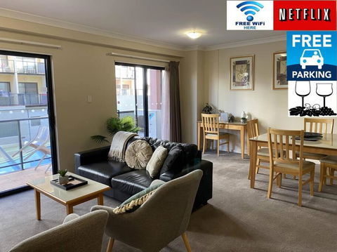 RIVERSIDE CITY VIEW PARKING NETFLIX WIFI WINE FREE - Accommodation Perth 0