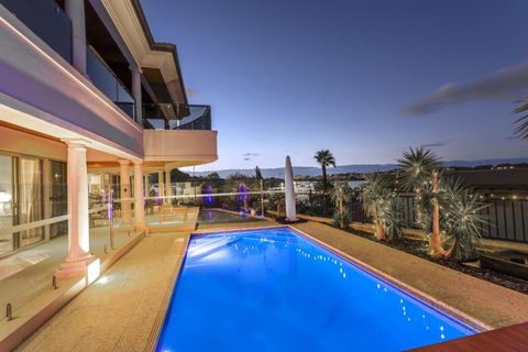 Riverside Luxury Residence - EXECUTIVE ESCAPES - Accommodation Perth 3