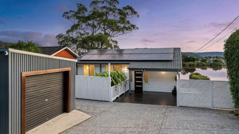 Riverside Retreat - Absolute Waterfront - Accommodation Perth 2