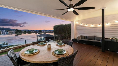 Riverside Retreat - Absolute Waterfront - Accommodation Perth 3