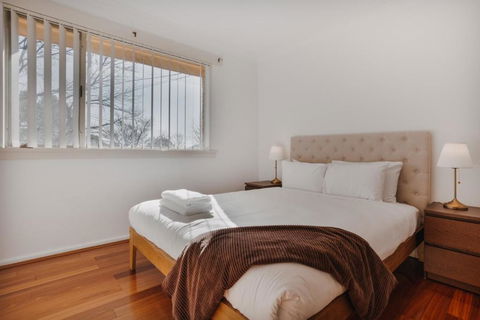 Restful Canberra Retreat In Spacious Terrace Home - Perth Resorts 3