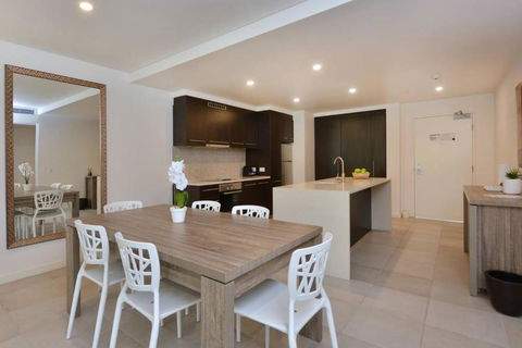 Resort-style Swim Out - A True Tropical Oasis - Perth Resorts 3