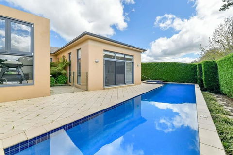 Roselawn Retreat - Pool, Incredible Views, Sleeps 8 - Accommodation Perth 3