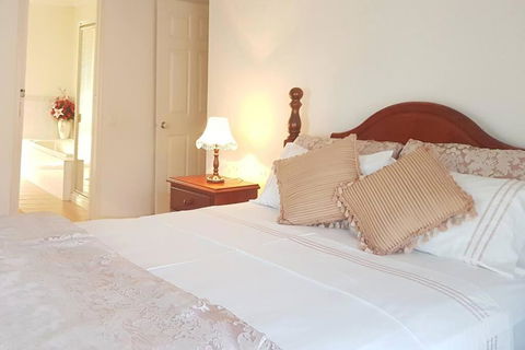 Roxy - A Spacious Cosy Getaway - Near Mel Airport - Perth Resorts 0