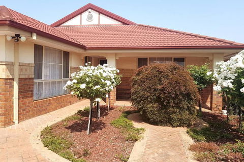 Roxy - A Spacious Cosy Getaway - Near Mel Airport - Perth Resorts 1